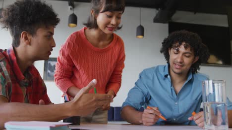 diversas personas de negocios felices discutiendo el trabajo durante una reunión en la oficina