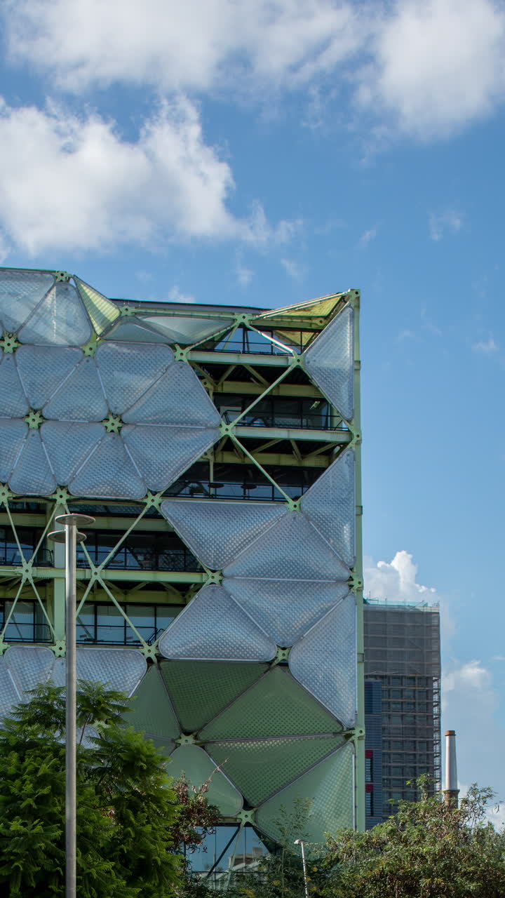 el lapso de tiempo de los edificios de rascacielos en barcelona en vertical