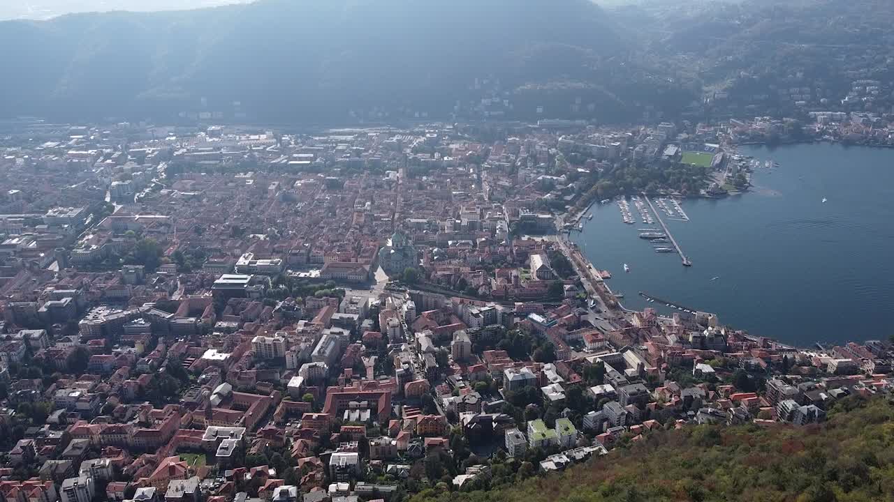 ciudad de como desde brunate village, vista aérea de drones