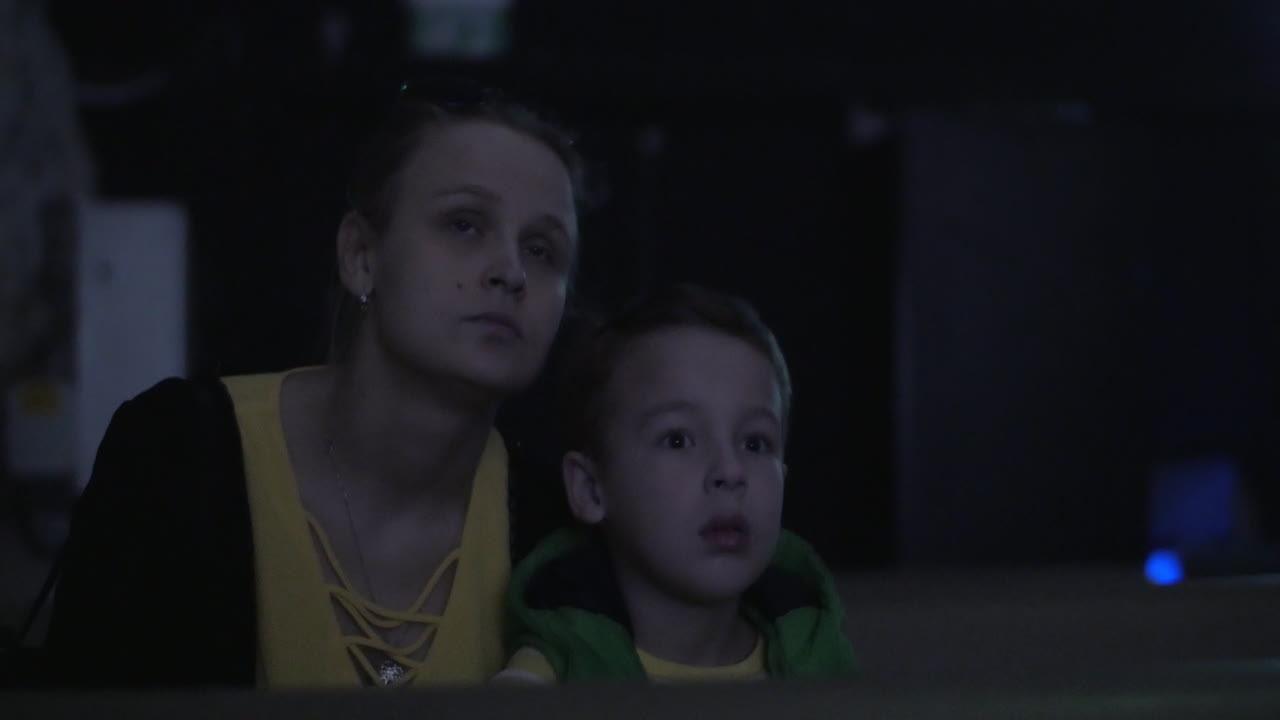 mamá y hijo en el cine.