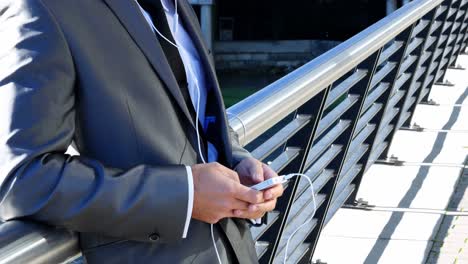 携帯電話を使用するビジネスマン