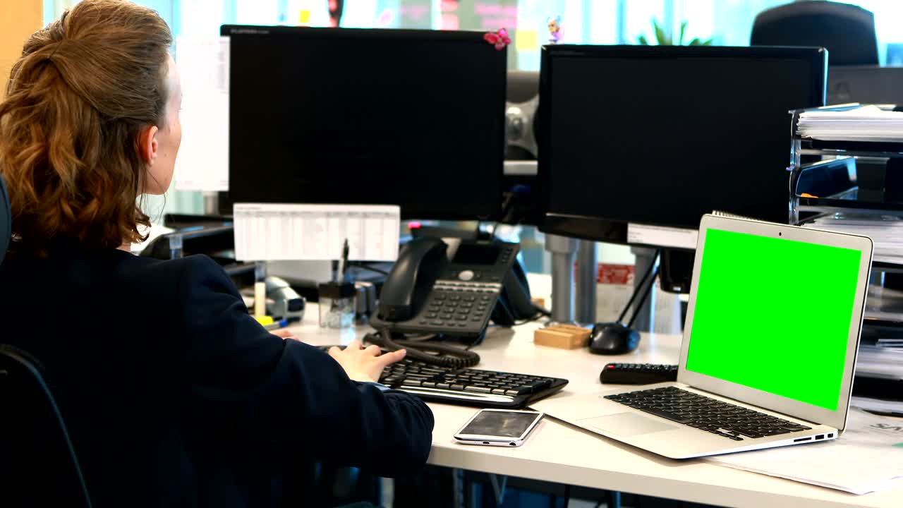 책상 에서 컴퓨터 를 사용 하고 있는 사업가