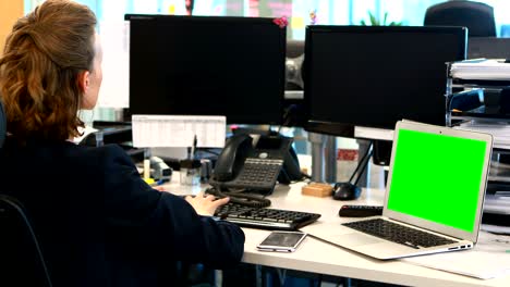 mujer de negocios trabajando en la computadora en el escritorio