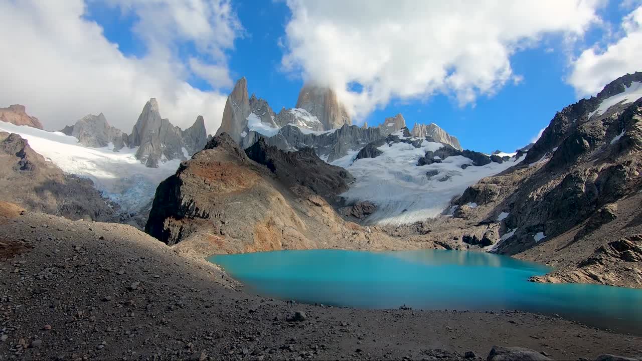 vista del monte fitzroy con la formazione di nuvole in patagonia