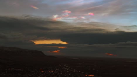 salida del sol de la hora dorada en el cielo dramático sobre islandia - ángulo alto, estático