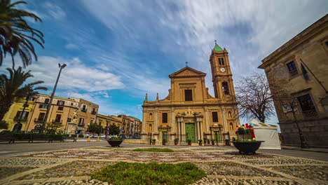 Lapso-De-Tiempo-De-Nube-En-Movimiento-Rápido-Con-El-Antiguo-Castillo-De-Termini-Imerese-En-Primer-Plano-En-Italia