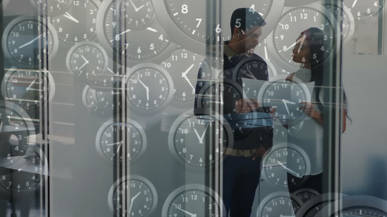 Animazione di orologi in movimento su colleghi diversi che discutono di lavoro in ufficio