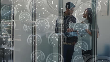 animación de relojes móviles sobre diversos colegas discutiendo el trabajo en la oficina