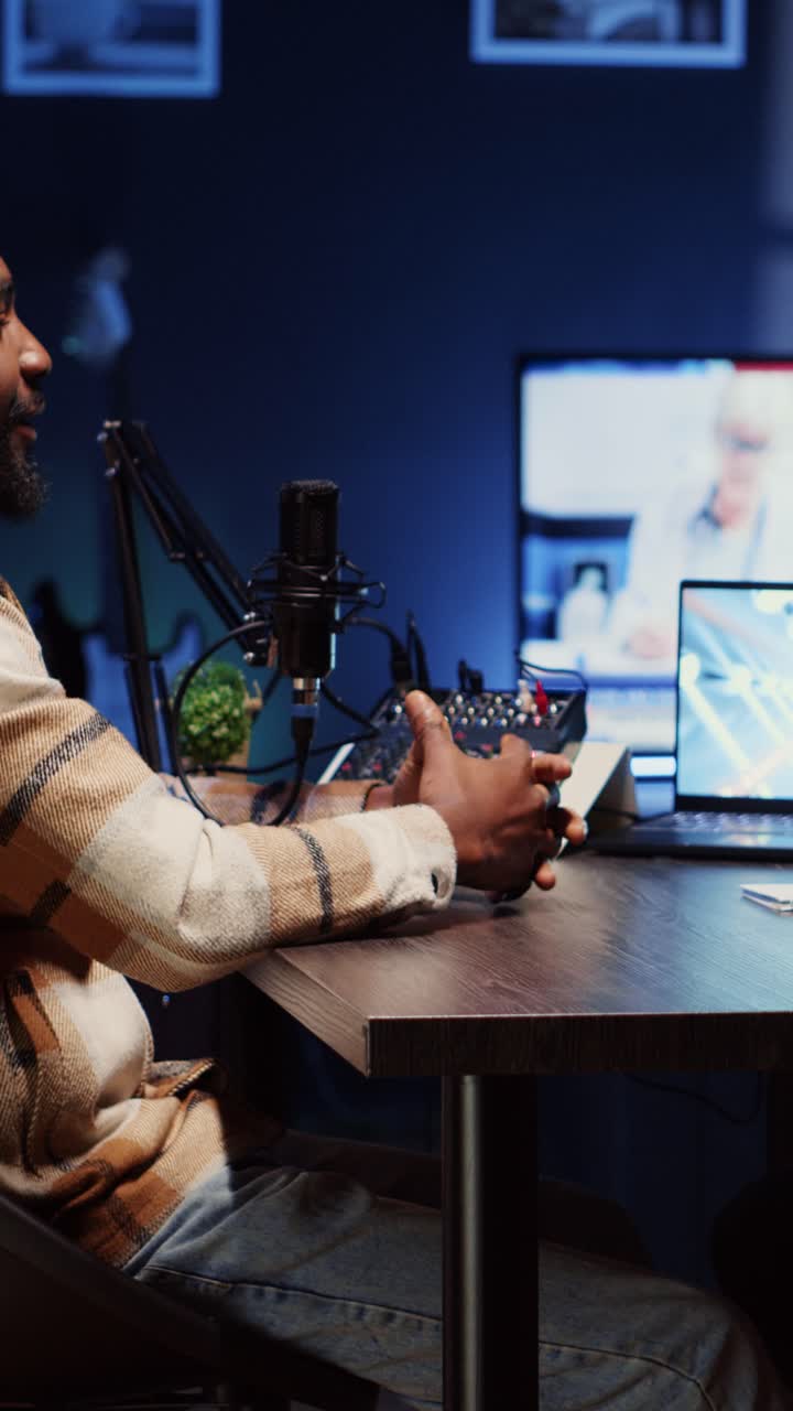Video verticale: ospite allegro che batte il pugno e saluta il presentatore di un programma comico online