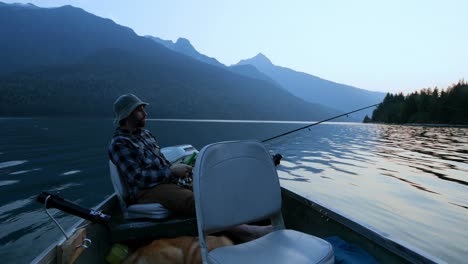pescador tomando cerveza mientras pesca en el río 4k