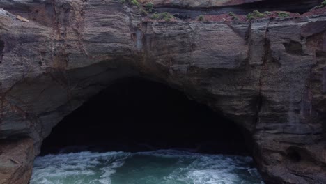 Fliegende-Aufnahme-Einer-Meereshöhle