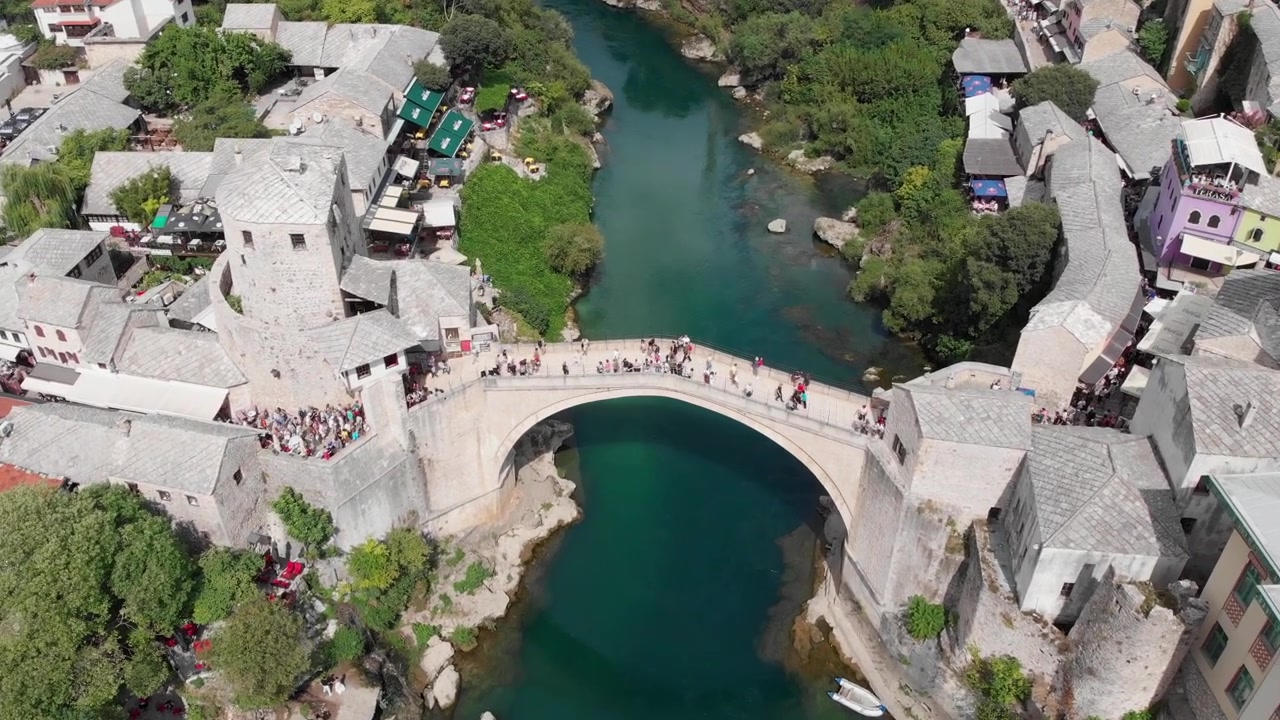 Aéreo: drone sobrevoando a Stari Most em Mostar em um dia ensolarado