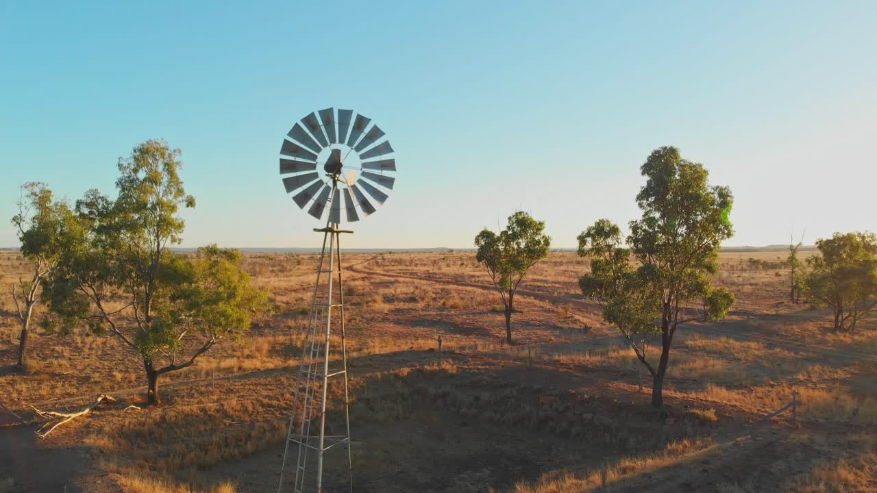 Windmühle bei Sonnenuntergang im Busch von Emerald, Queensland, Australien