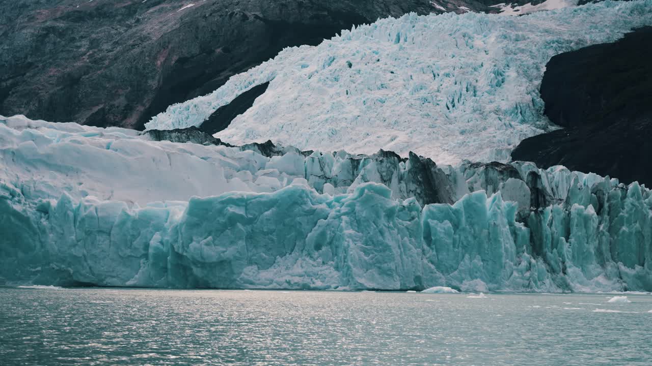glaciares masivos flotando en el lago argentino cerca del glaciar perito moreno, patagonia, argentina