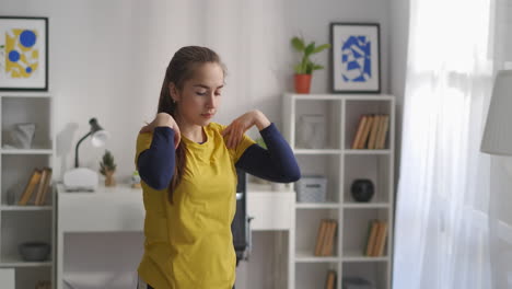 Una-Mujer-Joven-Está-Haciendo-Ejercicios-Para-Los-Hombros-Y-El-Cuello-Para-Calentar-Los-Músculos-En-El-Entrenamiento-Matutino-Girando-Los-Brazos-Hacia-Adelante-Y-Hacia-Atrás,-Retrato-Medio.