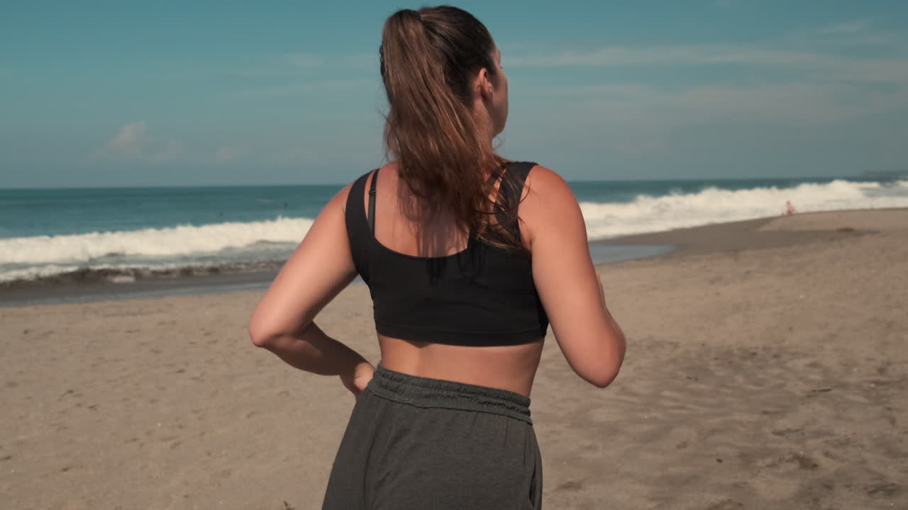 mujer corriendo en la playa