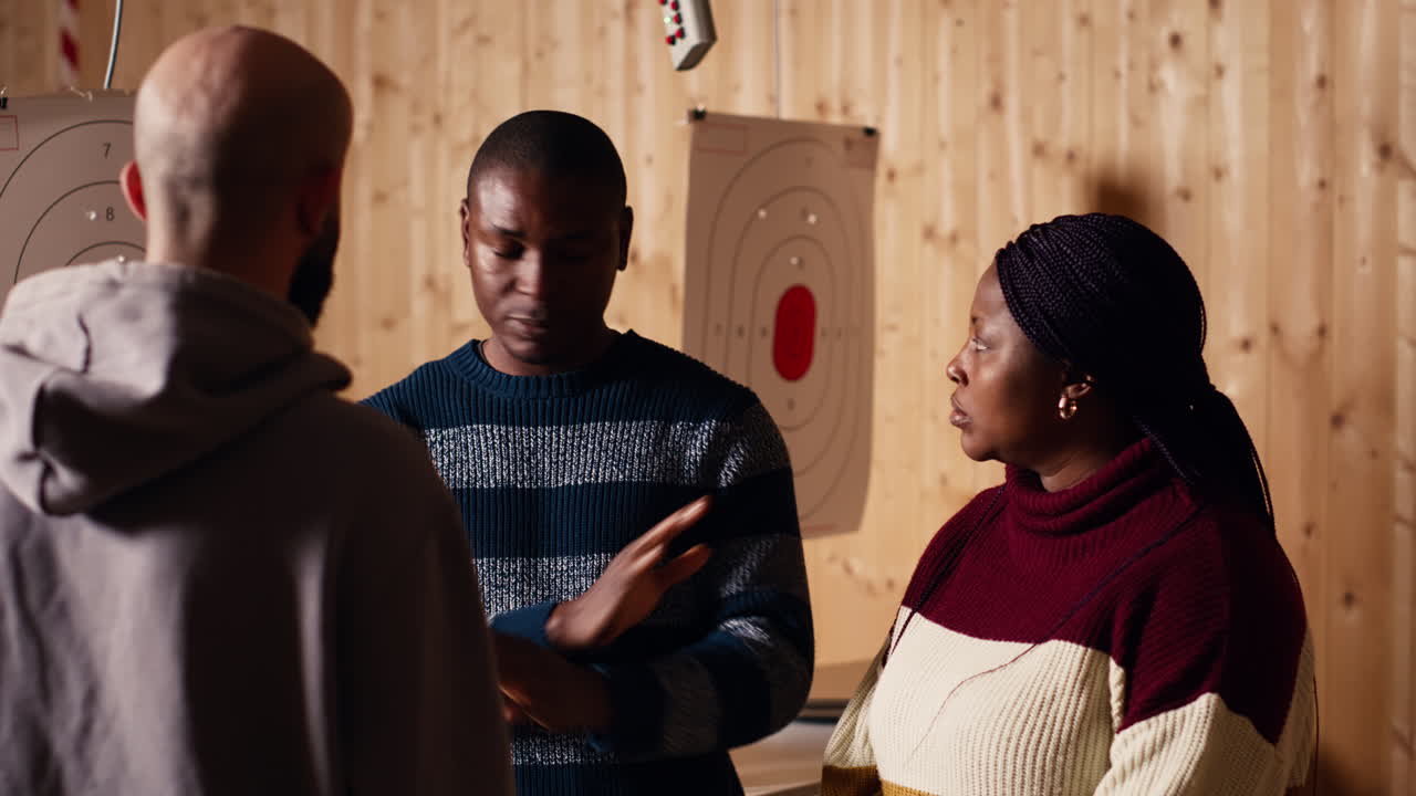 oficial de seguridad del campo de tiro asegurándose de que los clientes sigan las reglas