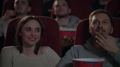 jóvenes disfrutando de películas en el cine