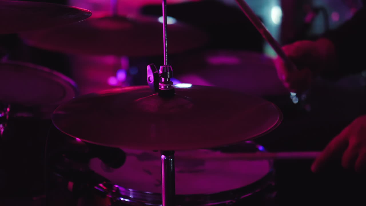 Il batterista colpisce con le sue bacchette in primo piano. Video HD.