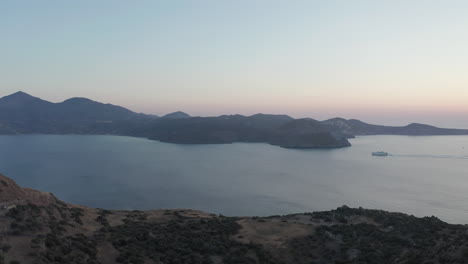 Kreuzfahrtschiff,-Das-Bei-Sonnenuntergang-An-Inseln-In-Griechenland-Vorbeifährt