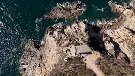 vista a ojo de avión no tripulado de la bufadora y el faro en huatulco, oaxaca, méxico