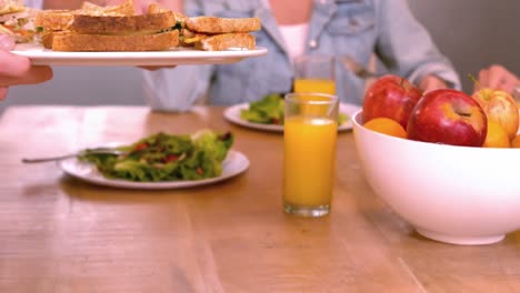 equipo de negocios creativos pasando comida