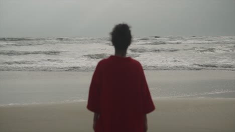 las olas del océano árabe en la playa de goa