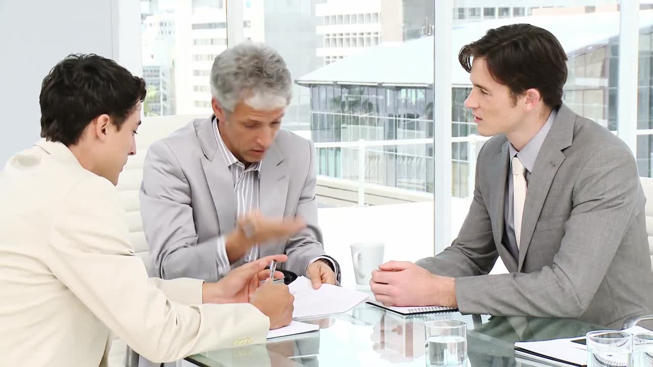 야심찬 사업가들이 브레인스토밍을 하고 있습니다.