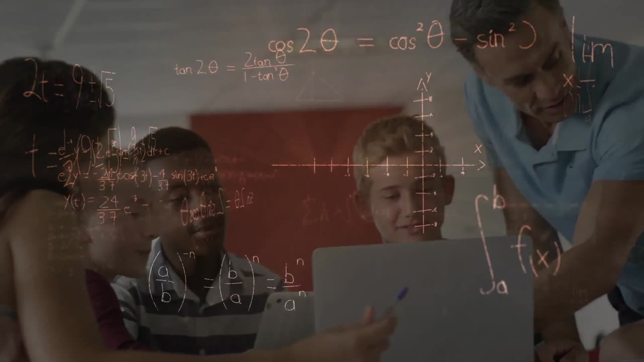 ecuaciones matemáticas flotando contra un maestro caucásico que enseña a los estudiantes usando una computadora portátil