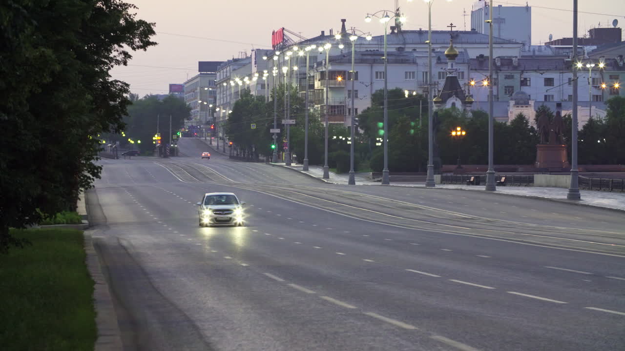 пустая городская улица на рассвете