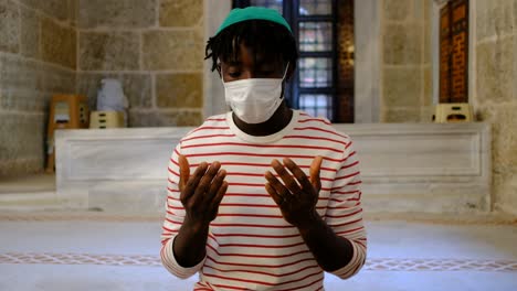 African-Muslim-and-Mask-Man-Praying