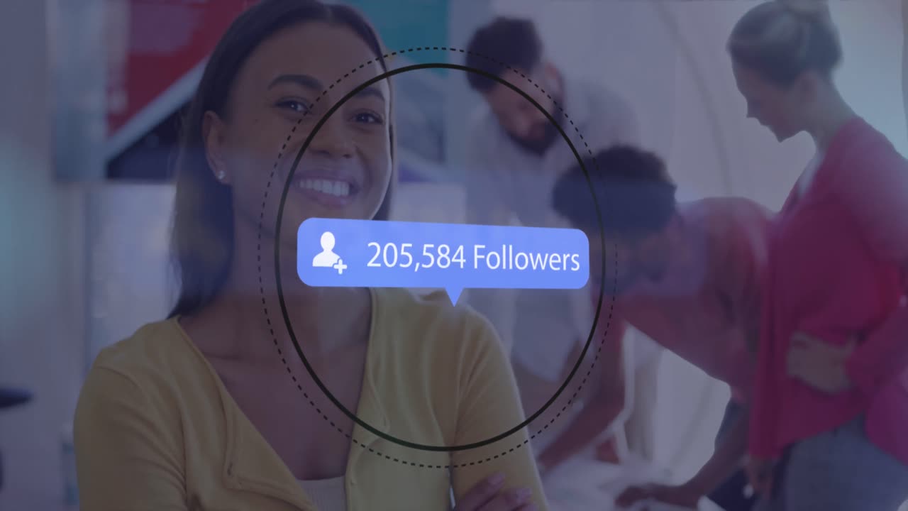 animación de la barra de notificaciones, números, texto de seguidores, mujer biracial sonriente de pie en la oficina