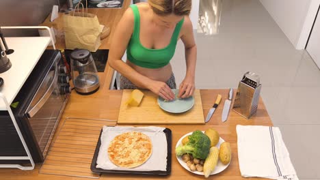 mujer haciendo pizza en casa