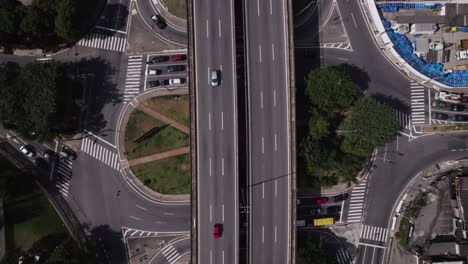 vista superior del dron moviéndose sobre un viaducto