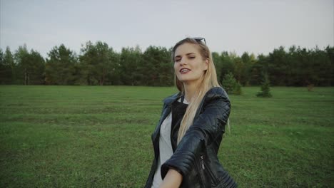 mujer con las manos en un parque