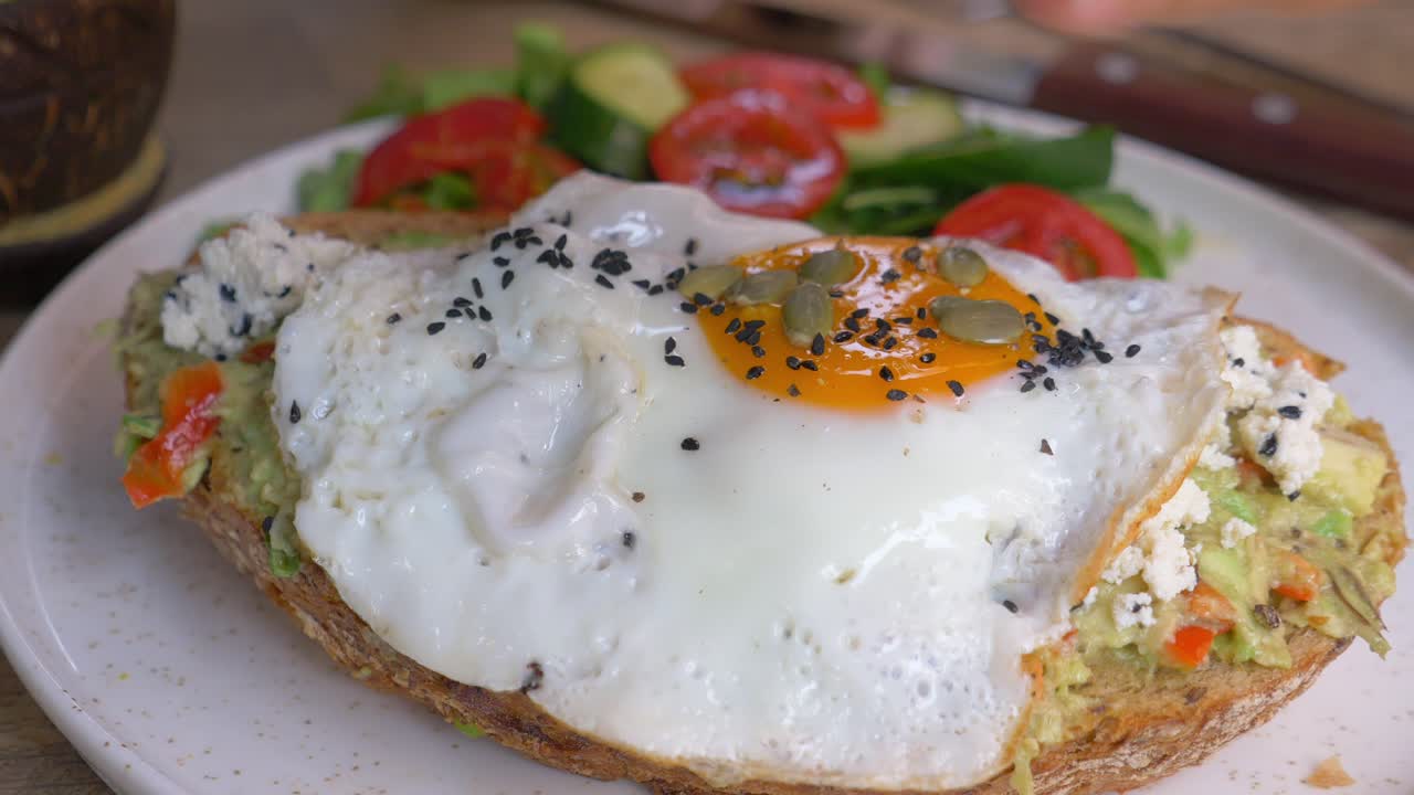 달걀 프라이를 곁들인 아보카도 토스트