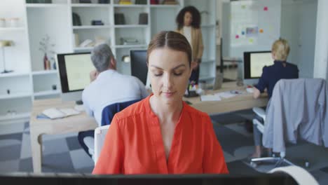 mujer de negocios trabajando en la computadora