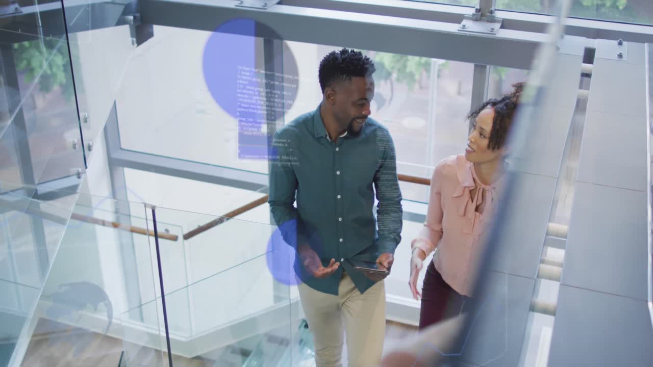Animación de procesamiento de datos sobre diversos profesionales en la oficina