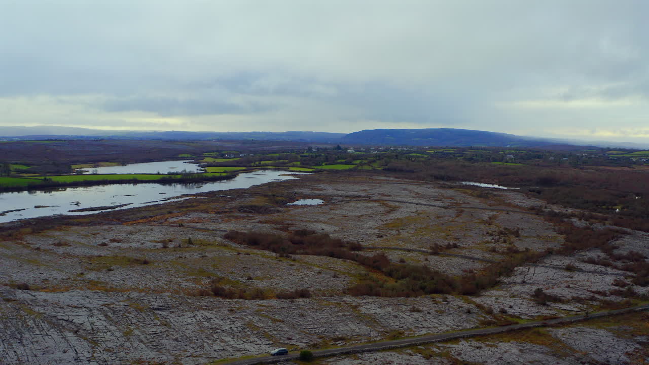 un tiro de ariel capturando el paisaje único y accidentado del parque nacional burren, condado de clare, irlanda.