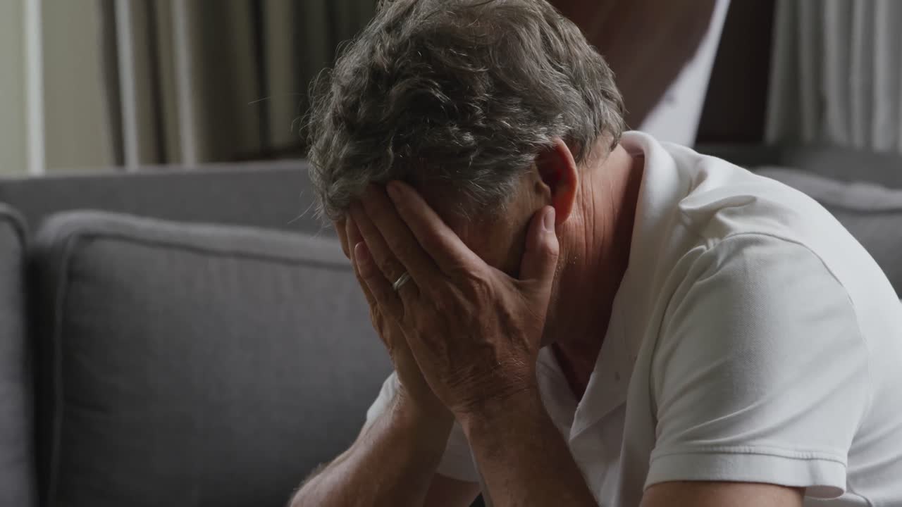 hombre mayor solo en casa