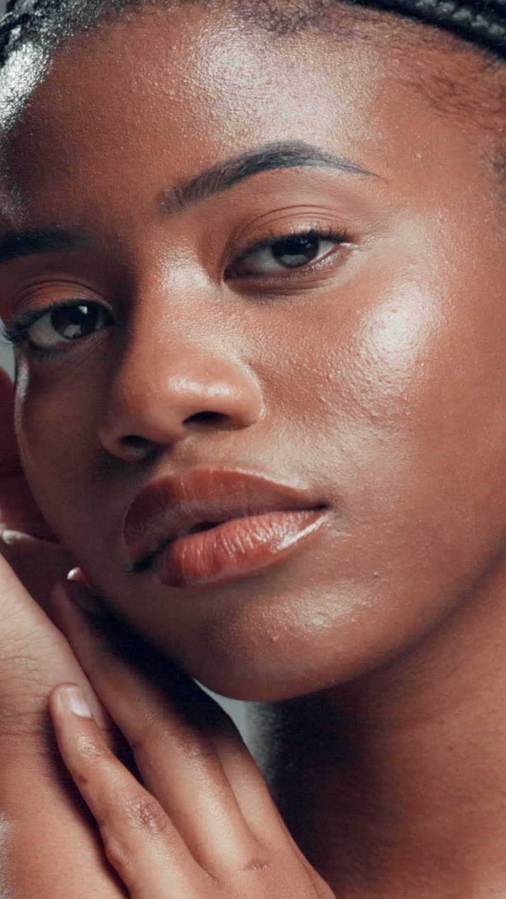 Jovem afro-americana com pele radiante abrindo os olhos