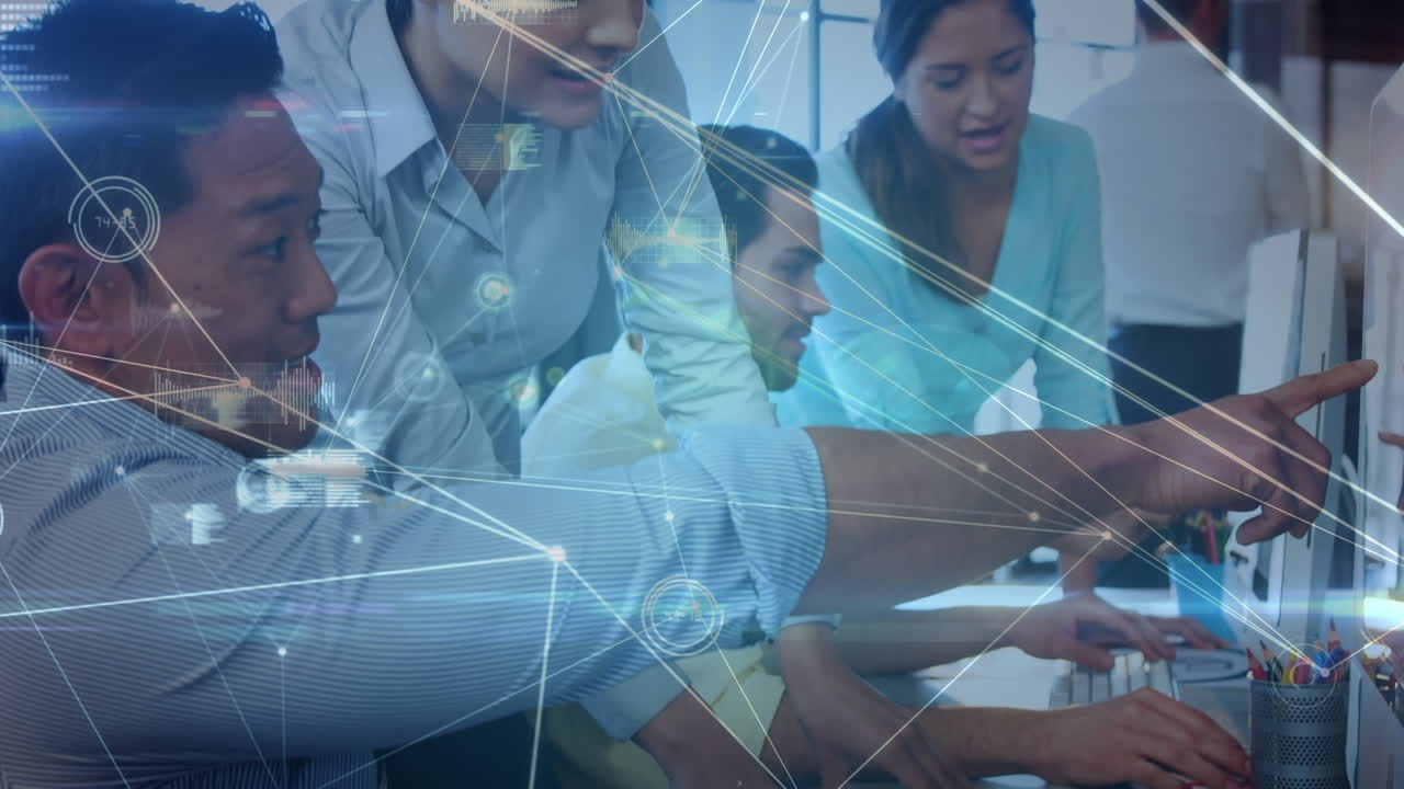 red de conexiones contra diversos colegas de oficina masculinos y femeninos que utilizan computadoras en la oficina