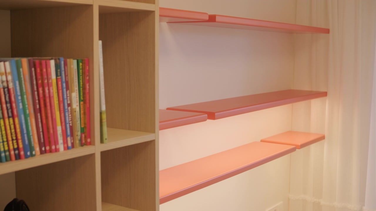 Libreria moderna in legno e mensole sospese in una stanza accogliente