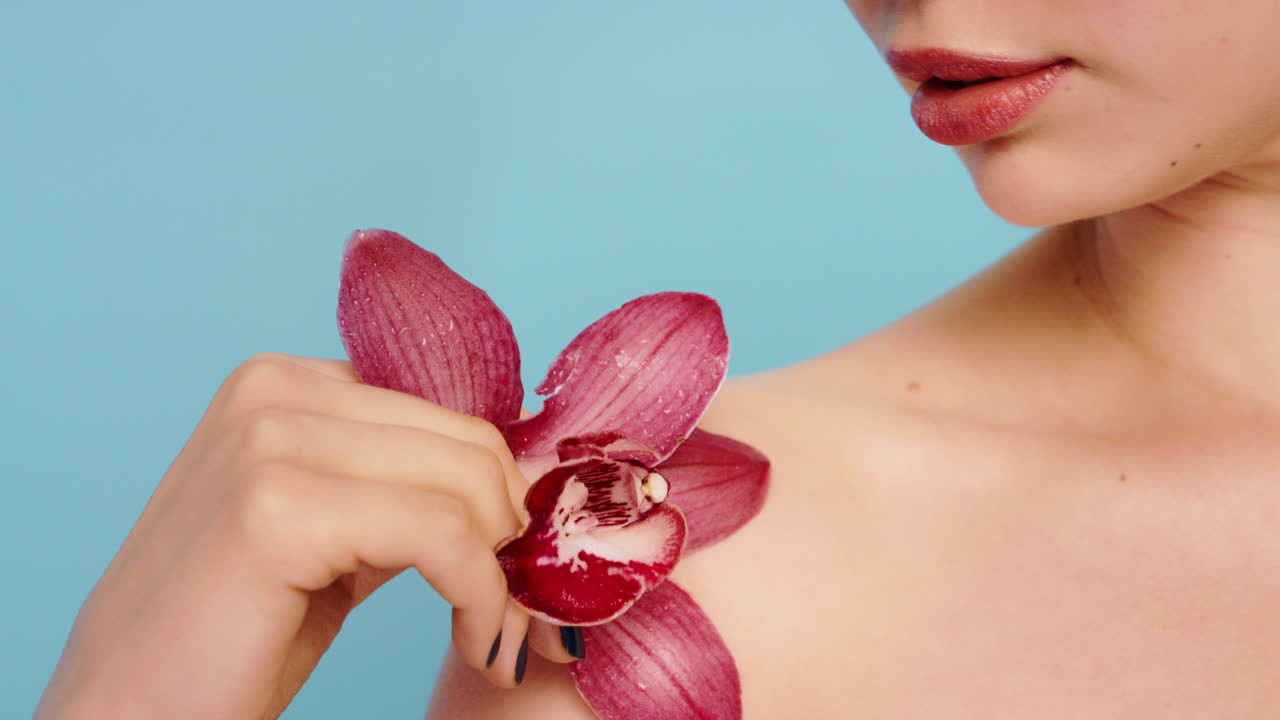 Donna, corpo e fiori di orchidea per bellezza naturale