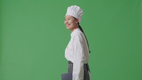 la mujer chef caminando en la pantalla verde