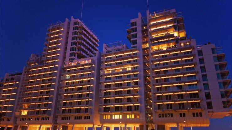 Edificios en Mareterra, el nuevo distrito residencial de Mónaco, al atardecer