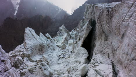 Toma-Aérea-Cinematográfica-De-Drones-Atravesando-Un-Hueco-En-El-Glaciar-Ak-sai-En-Kirguistán