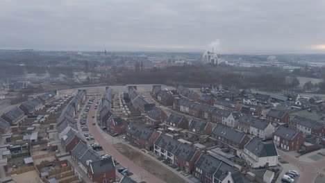 Foque-De-Nuevo-Y-Hermoso-Barrio-Suburbano-En-Las-Afueras-De-La-Ciudad