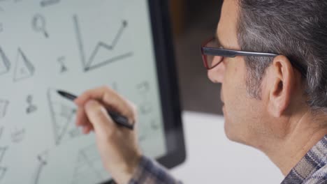 Man-examining-graph-on-computer-screen,-thoughtful.