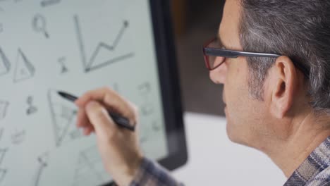 hombre examinando el gráfico en la pantalla de la computadora, pensativo.